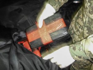 MANZANILLO, COLIMA, 05MARZO2016.- Elementos de la Marina Armada de México asesguraron un contenedor que transportaba casi media tonelada de presunta cocaína. FOTO: SEMAR /CUARTOSCURO.COM
